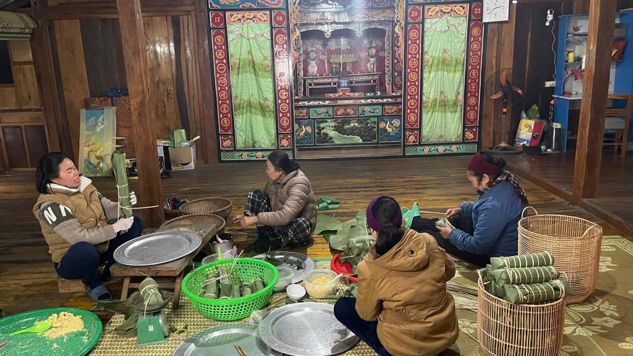Chuẩn bị nguyên liệu làm bánh truyền thống tại Quỳnh Sơn