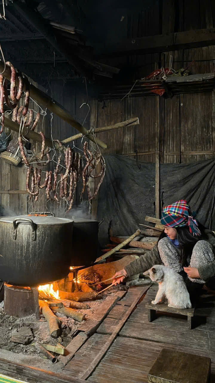 Người dân Quỳnh Sơn gói bánh truyền thống