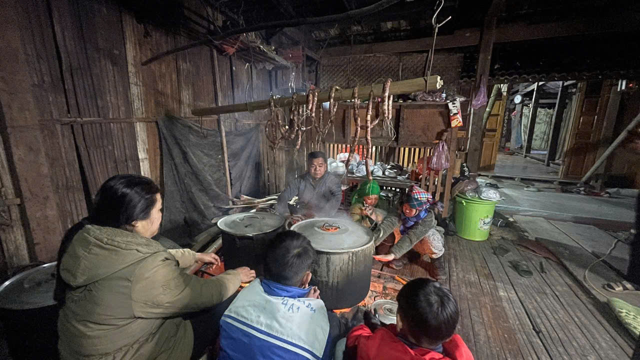 Luộc bánh truyền thống bên bếp lửa ở Quỳnh Sơn, Bắc Sơn
